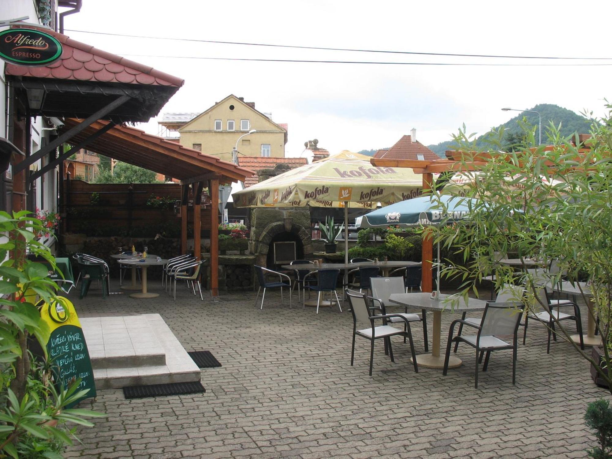 Hotel Kovarna Дечин Экстерьер фото