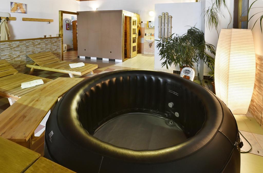 Hotel Kovarna Дечин Экстерьер фото