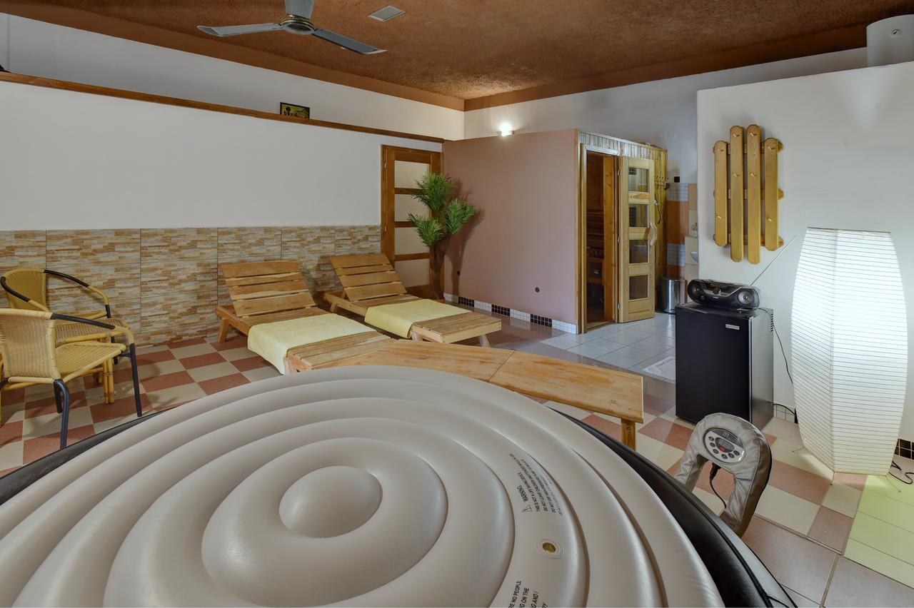 Hotel Kovarna Дечин Экстерьер фото